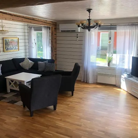 Stor Familjegård I Bra Läge * Finstrom