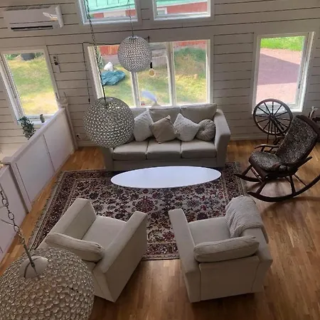 Stor Familjegard I Bra Laege Villa Finstrom