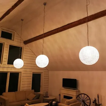 Stor Familjegård I Bra Läge *