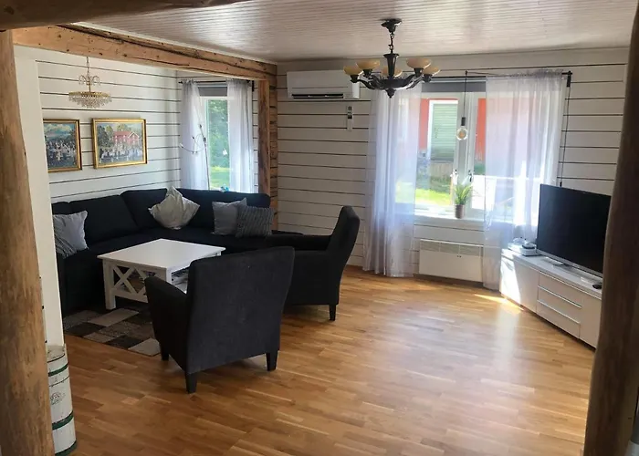 Stor Familjegård I Bra Läge * Finstrom