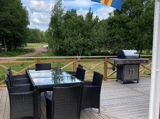 Stor Familjegård I Bra Läge *