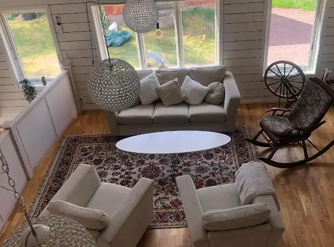 Stor Familjegård I Bra Läge Villa Finstrom