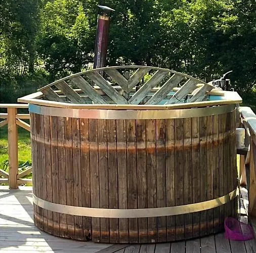 Stor Familjegård I Bra Läge