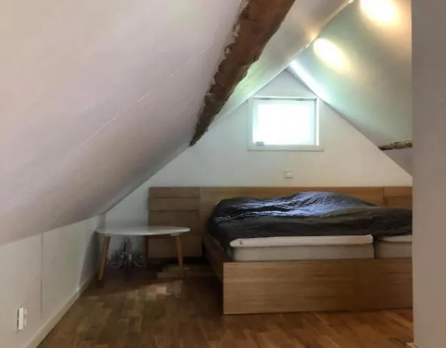 Stor Familjegård I Bra Läge *